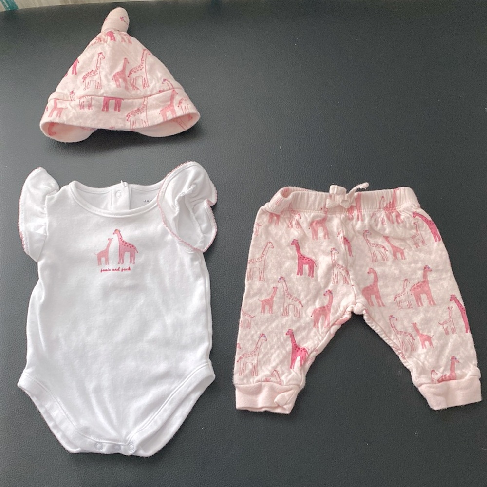 Janie and Jack matching giraffe set. 0-3 months